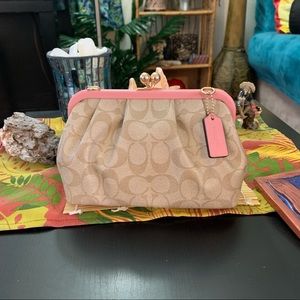 🎥 Video: C͙O͙A͙C͙H͙ Pleated Nora Kisslock Khaki